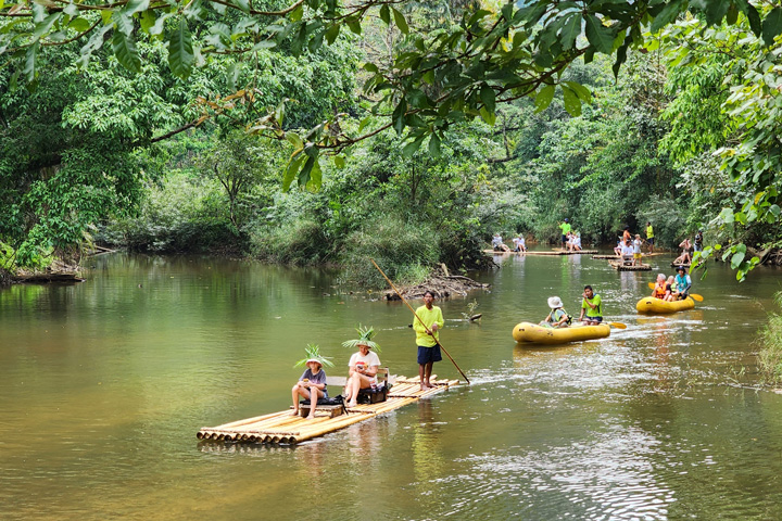 Touristen auf dem Sok River im Khao Sok Nationalpark, unterwegs mit Kanu und Bambusfloß.