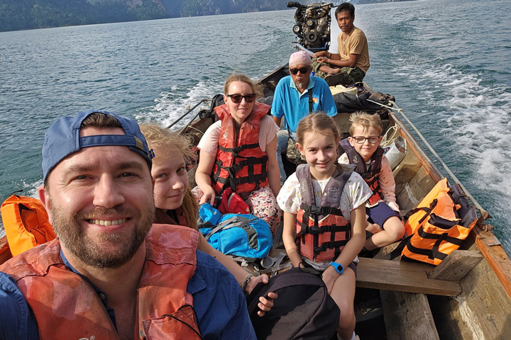 Familie mit Kindern auf Tour mit einem Longtailboot auf dem Chiao Lan See im Khao Sok Nationalpark.