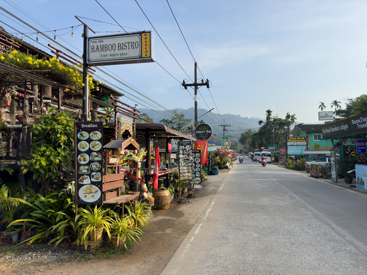 Straße mit Restaurants und Geschäften in Khlong Sok Village.