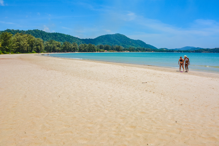 Klong Dao Beach, ein exzelletnter Strand zum Baden auf Koh Lanta in Südthailand.