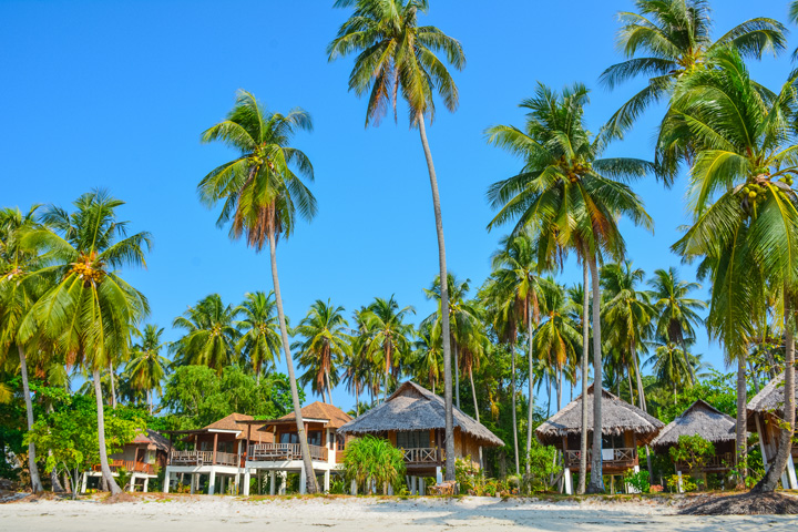 Beachfront Bungalows des Pawapi Resorts am Strand auf Koh Mook.
