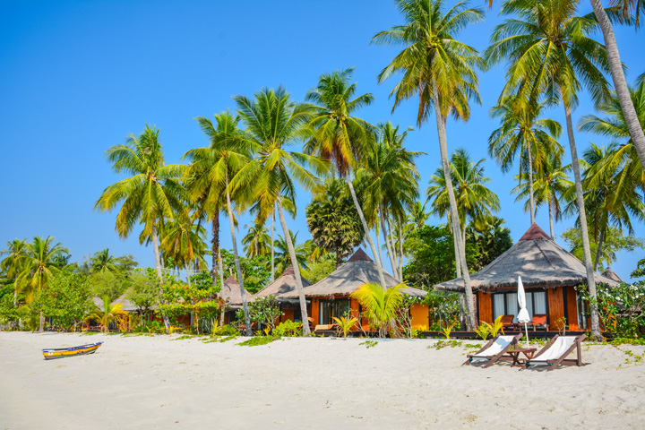 Beachfront Villen unter Palmen im Sivalai Beach Resort auf Koh Mook in Thailand.