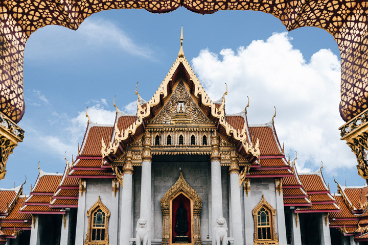 Auf Ihrer Kombireise von Bangkok nach Phuket besichtigen Sie Tempel in Bangkok. Zu sehen ist der Wat Benchamabophit.