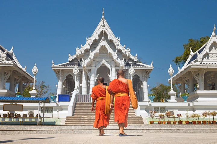 Auf Ihrer Phuket Rundreise besichtigen Sie den Wat Kaew Korawaram in Krabi.