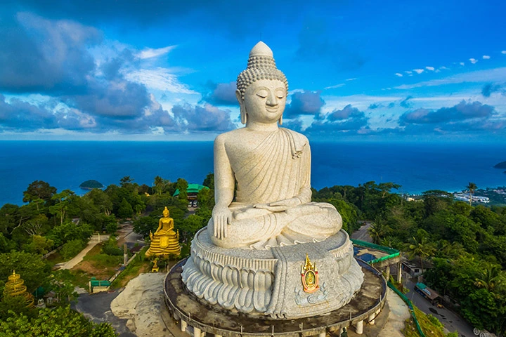 Phuket ist die bekannteste Destination in Südthailand. Insbesondere wegen der guten Strände und Hotels. Doch Phuket hat kulturell einiges zu bieten wie den Big Buddha. 