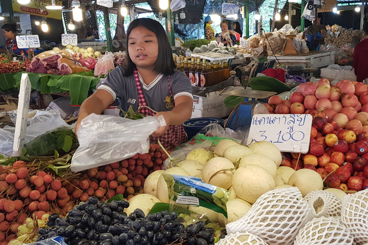 Händlerin auf dem Mu Soe Hill Tribes Market in Tak verkauft Früchte.