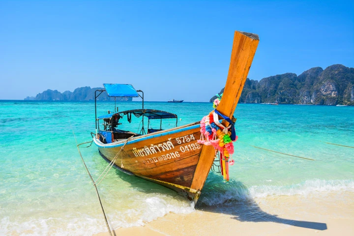 Mit einem gemieteten Longtailboot können Sie ein Inselhopping zu den vorgelagerten Inseln von Koh Phi Phi unternehmen.