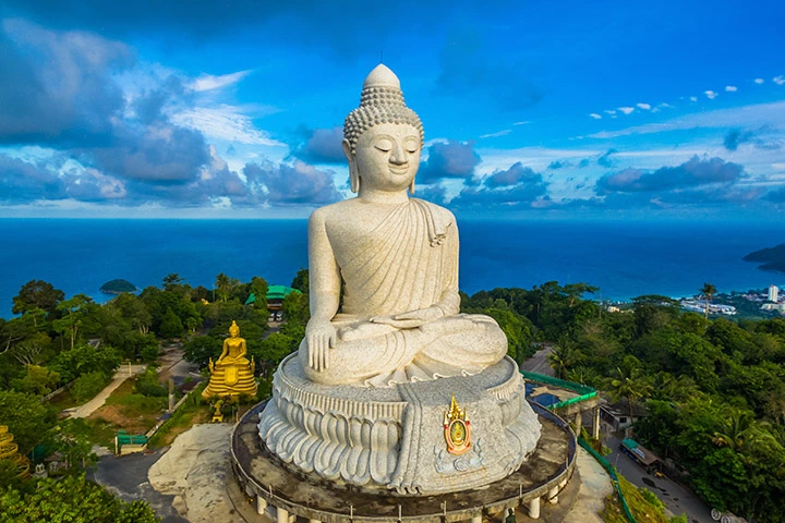 Neben Baden bietet Phuket Ihnen auch kulturelle Sehenswürdigkeiten wie den Big Buddha auf Ihrem Inselhopping.