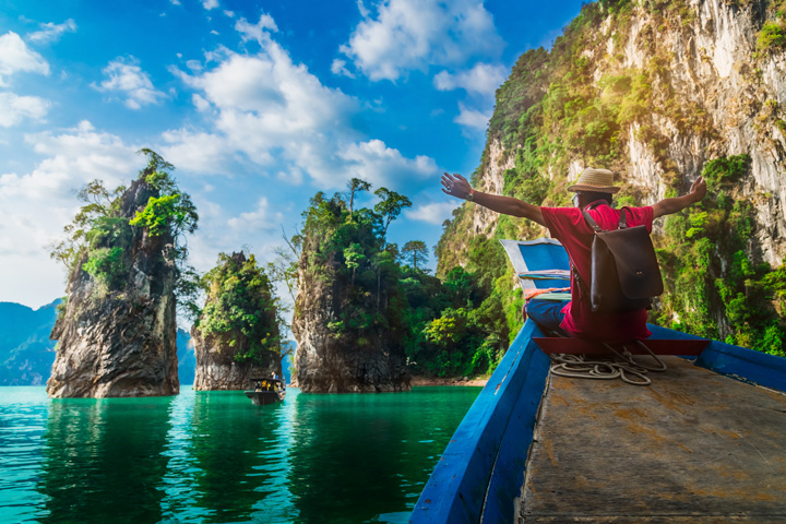 Während Ihrer 3-wöchigen Rundreise durch Thailand unternehmen Sie eine Bootssafari auf dem märchenhaften See Chiao Lan.